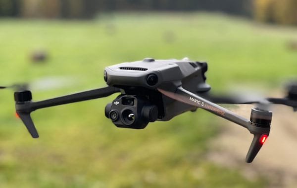 Drohne mit Wärmebildgerät im Flug